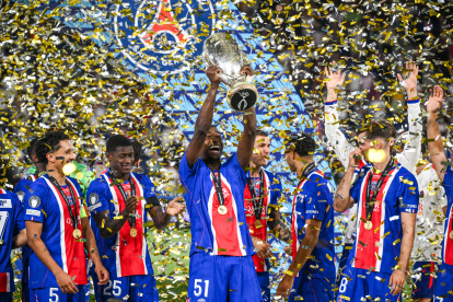 Willian Pacho levantó su segunda Supercopa de Europa con PSG.