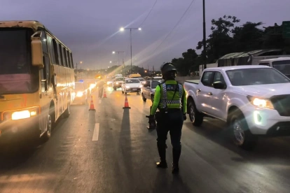 En la vía Perimetral, norte de Guayaquil, se registró congestión vehicular la mañana de este jueves 13 de agosto.