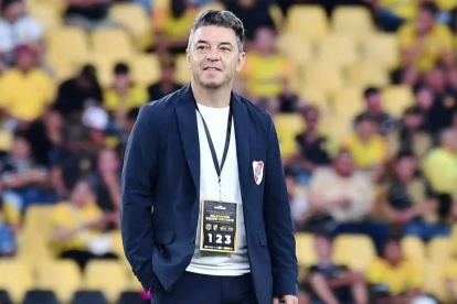 Marcelo Gallardo da indicaciones desde el banquillo de River Plate durante un partido.