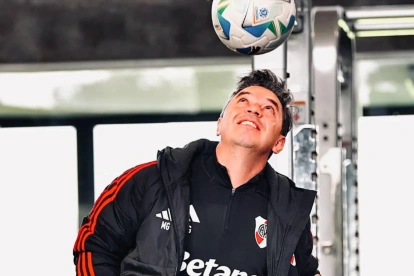 Marcelo Gallardo juega con un balón durante su etapa como futbolista de River Plate.