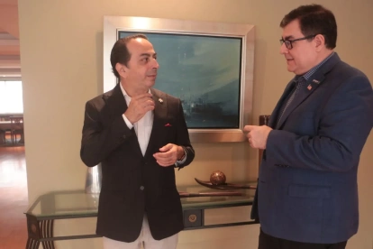Marco Ribadeneira y Robert Aillón, de Ecuador Space Society, sostienen que el país es un lugar atractivo para la industria espacial