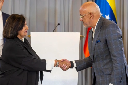 Expresidenta de la Asamblea Nacional de Venezuela (2015), Dinorah Figuera, y el presidente del Parlamento, Jorge Rodríguez, en la última sesión de la mesa de diálogo este miércoles, en Caracas (Venezuela).