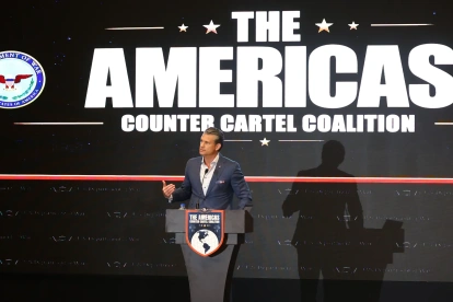 El secretario de Defensa de Estados Unidos, Pete Hegseth, interviene durante un foro de la Coalición Americana contra los Cárteles en Ciudad de Panamá el 12 de agosto de 2026.