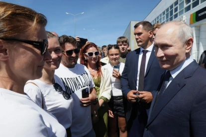 El presidente ruso Vladimir Putin (derecha) se reúne con residentes locales en la isla de Iturup, región de Sajalín, Rusia, el 13 de agosto de 2026. (Rusia)