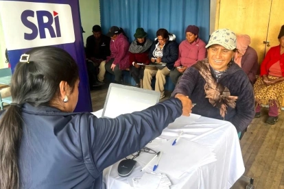 Adultos mayores y personas con discapacidad solicitan rebaja vehicular en línea mediante el SRI.