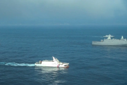Convoy de la Armada y la Guardia Costera de Taiwán ejecutando maniobras de "contrabloqueo" marítimo.