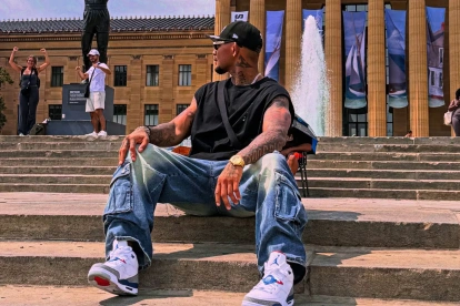 Michael Morales durante su llegada a Filadelfia, antes del pesaje de UFC 330.