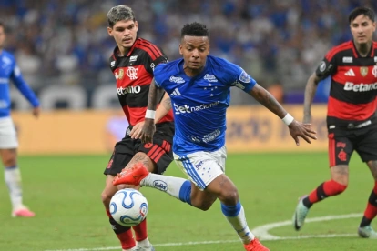 Keny Arroyo (c) fue uno de los más destacados en Cruzeiro ante Flamengo, por Copa Libertadores.