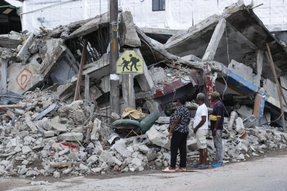 Personas observan un edificio destruido por el terremoto en Quibdó, Colombia.