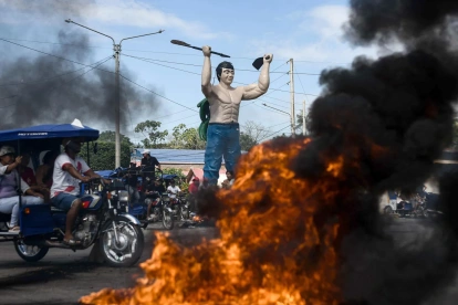 Manifestantes bloquean con escombros la carretera Federico Basadre, en Pucallpa (Perú).