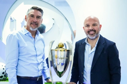 Miguel Montalvo visitó a Miguel Ángel Loor (d), presidente de Barcelona SC y LigaPro, respectivamente.