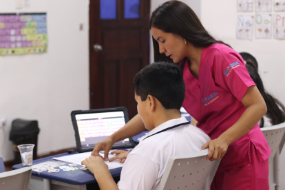 Un maestro sombra es un profesional que acompaña de forma personalizada a un estudiante con necesidades educativas especiales.