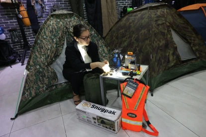 Algunos de los artículos que ofrece la tienda Swat para supervivencia en caso de un desastre naural.