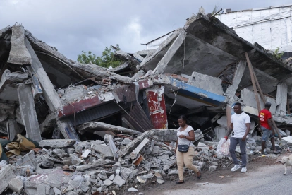 Rescatistas y voluntarios trabajan entre los escombros tras el terremoto que deja 273 muertos, 3.824 heridos y 377 desaparecidos en Colombia.