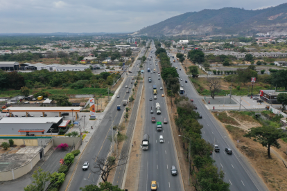 Moradores de Vía a la Costa piden mayor control del tránsito y planificación ante el crecimiento urbano y comercial de la zona.