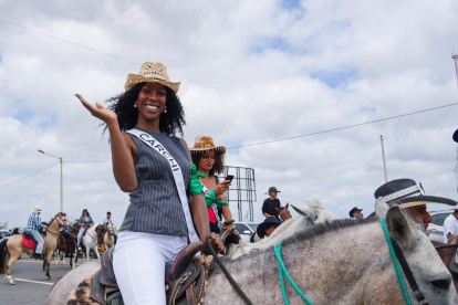 Las candidatas participaron de una cabalgata por las calles de la ciudad de Santa Elena