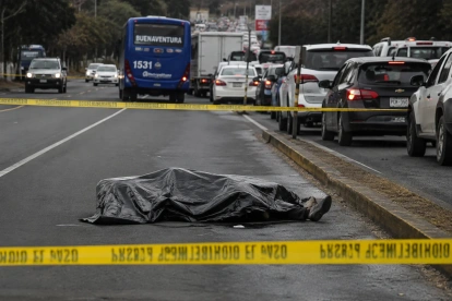 La Policía acordonó la avenida Simón Bolívar para recoger indicios tras hallar a un hombre muerto con varios impactos de bala.