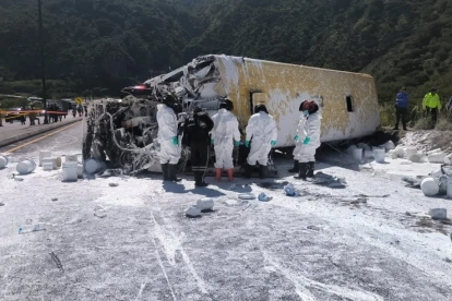 Imagen referencial. En abril pasado, en Guayllabamba, un bus se impactó contra un camión que transportaba pintura.