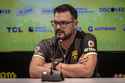 El técnico argentino Pablo Trobbiani asumió el mando en Barcelona luego de la salida de César Farías.