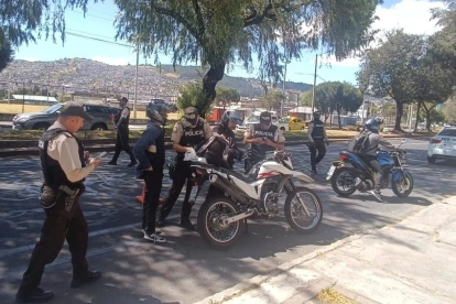 La Policía ha intensificado los operativos con controles a personas, vehículos y motocicletas.