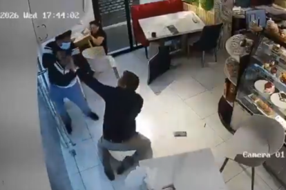 Un abogado forcejeó con un sospechoso que habría intentado atacarlo a él y a un fiscal en una cafetería de Machala.