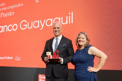 Representantes del Banco de Guayaquil reciben el reconocimiento.