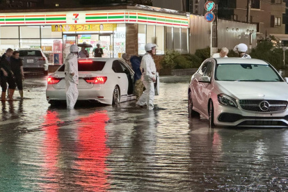 Vista de una carretera inundada tras las fuertes lluvias en Ichikawa, prefectura de Chiba, cerca de Tokio
