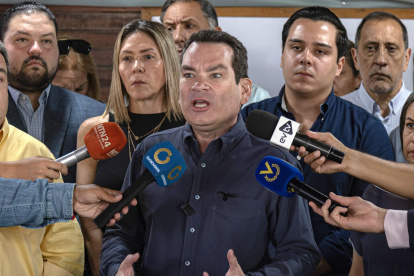 El diputado opositor Tomás Guanipa habla durante una rueda de prensa el 14 de agosto de 2026, en Caracas (Venezuela).