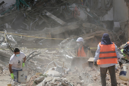 Rescatistas trabajan entre los escombros en Cali, mientras continúa la búsqueda de personas desaparecidas tras el terremoto en Colombia.