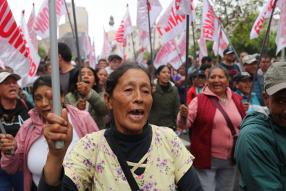 Integrantes de la Confederación General de Trabajadores del Perú (CGTP), el mayor gremio sindical del país, se manifiestan para advertir al Gobierno de Keiko Fujimori.