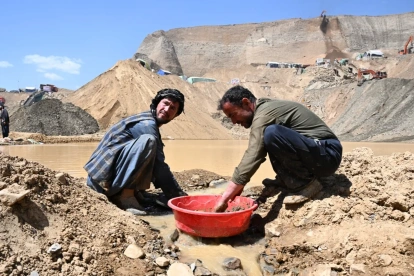 Mineros afganos separando tierra y piedras de pepitas de oro en el valle de Gulak-Dara, en la zona de Shiwa, en la provincia nororiental de Badakhshan, en Afganistán.