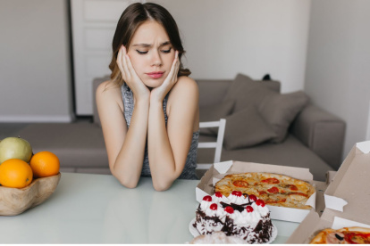 La bulimia consiste de un ciclo de atracones seguidos de conductas compensatorias, como vómitos y ejercicio excesivo.
