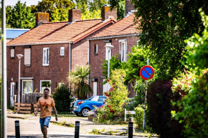 Un peatón camina por una calle de una zona residencial en el pueblo de Moerdijk, a unos 20 km al sur de Rotterdam, el 22 de junio de 2026.