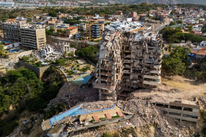 Esta vista aérea muestra una zona afectada por el derrumbe de estructuras tras el terremoto del 24 de junio en Catia La Mar, Venezuela, el 4 de agosto de 2026.