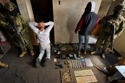 Militares intervinieron un inmueble en Cotocollao, Quito, donde encontraron armas, presunta marihuana, dispositivos móviles y prendas similares a uniformes militares.