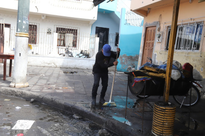 Camilo Orrala limpiaba los exteriores de su vivienda, la mañana de este viernes 14 de agosto.