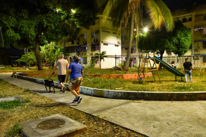 Pocos vecinos acuden por las noches al parque ubicado en los bloques de Pradera 1. En el espacio se observa maleza crecida y alta presencia de mosquitos.