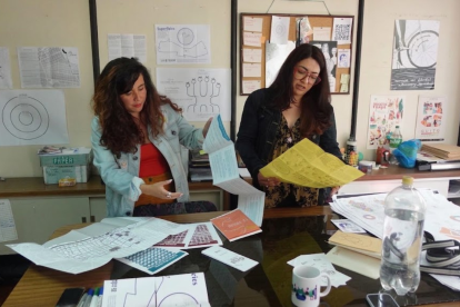 De izquierda a derecha, Alejandra Pinto y Karina Chicaiza, integrantes de Licuadora Gestora.