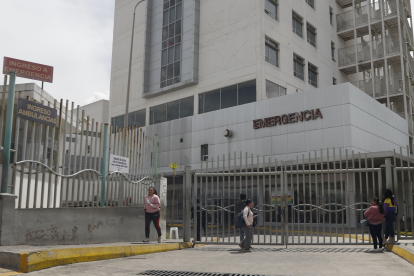 El sistema de salud pública de Ecuador enfrenta problemas de abastecimiento y condiciones hospitalarias que preocupan a pacientes y usuarios.