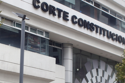 El alcance de las decisiones de la Corte Constitucional y su relación con la Asamblea Nacional genera un debate sobre la separación de poderes en Ecuador.