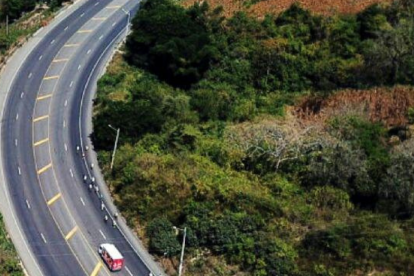 La vía Charapotó-San Clemente-Bahía de Caráquez requiere mantenimiento y limpieza de drenajes para reducir el riesgo de aislamiento durante una emergencia climática.