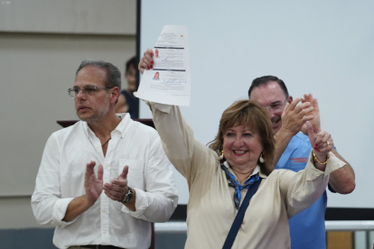 Andrés Roche (izquierda) y Luzmila Nicolalde acudieron este 15 de agosto de 2026 a la inscripción de sus candidaturas.