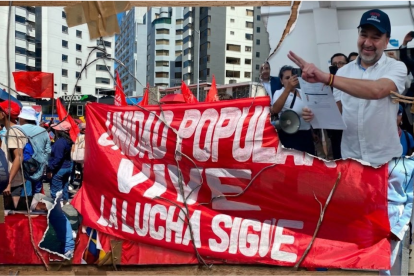 Foto trabajada con IA con la bandera de Unidad Popular y la foto de Pabel Muñoz, de la RC.