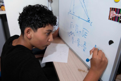 Juan Diego Espinosa, de 14 años, estudia en el ISM North, en Quito. Estuvo en Vietnam, en una competencia internacional de matemáticas, en agosto 2026.