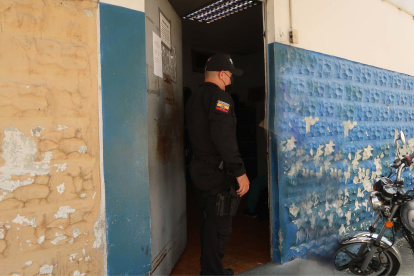 Exinterno denuncia golpes y aislamiento en CAI de Guayaquil durante 2025.