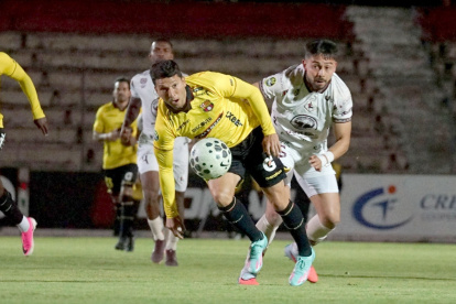Mushuc Runa y Barcelona SC juegan en el estadio La Cocha de Latacunga.