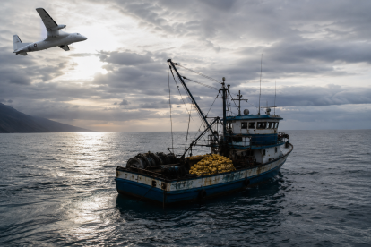 Un avión de patrulla sobrevuela un barco pesquero, en una recreación conceptual del caso Fiorella y las interrogantes sobre su desaparición.