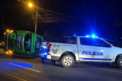 El accidente ocurrió en la Panamericana Sur, en Tambillo, donde un bus y dos vehículos particulares chocaron durante la madrugada.