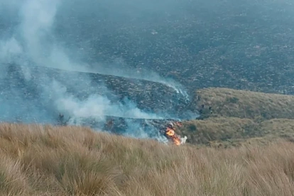 El incendio forestal en el cerro Mama Cotacachi fue extinguido tras seis días de labores y un operativo conjunto de emergencia.
