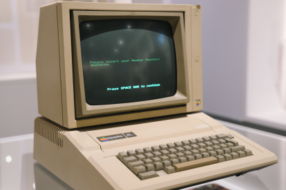 Las primeras computadoras personales acercaron el mundo digital a los hogares, aunque conectarse a Internet todavía requería comandos, módems telefónicos y grandes dosis de paciencia.